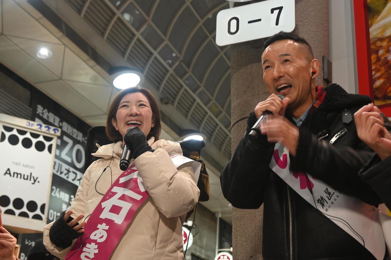 大阪市内で街頭演説したれいわ新選組の山本太郎代表（右）大石晃子共同代表（撮影・松浦隆司）
