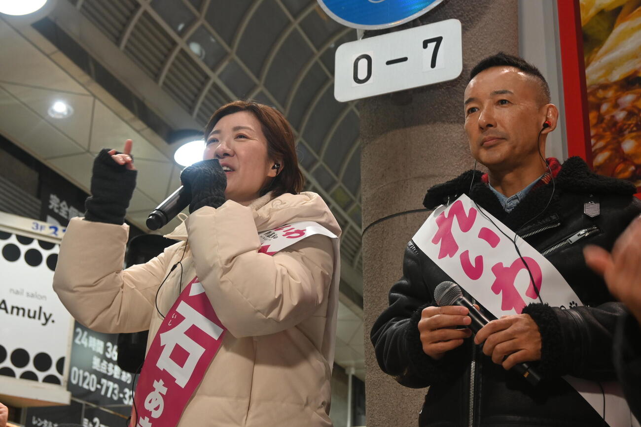 大阪市内で街頭演説したれいわ新選組の山本太郎代表（右）大石晃子共同代表（撮影・松浦隆司）