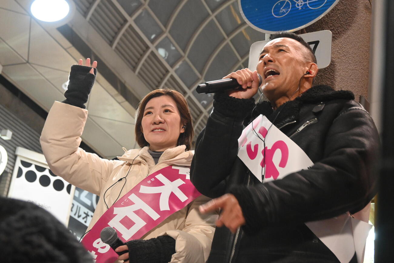 大阪市内で街頭演説したれいわ新選組の山本太郎代表（右）大石晃子共同代表（撮影・松浦隆司）（026年2月6日）