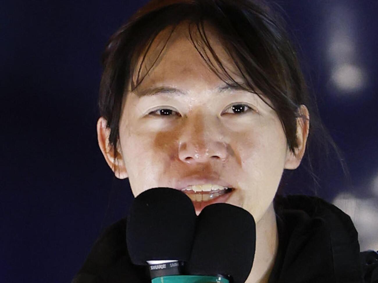 6日、街頭演説で支持を訴えるチームみらいの安野党首（共同）