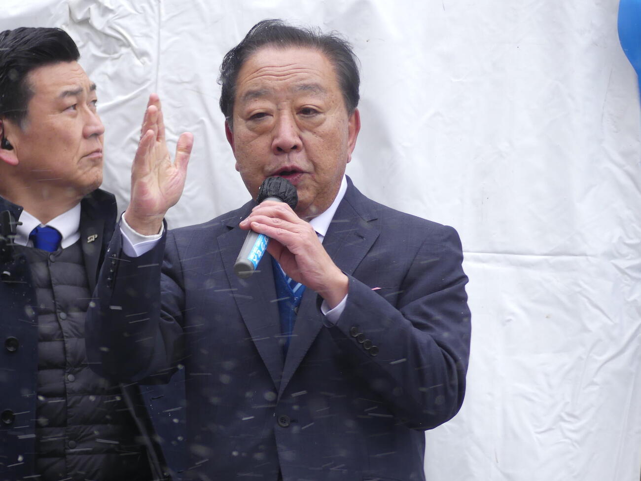 選挙戦最終日、雪が舞う中応援演説を行う中道改革連合の野田佳彦共同代表（撮影・中山知子）