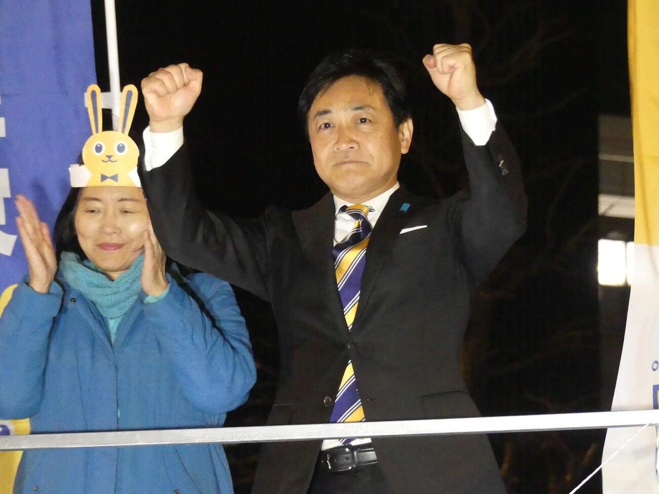 街頭演説で聴衆の声援にガッツポーズで応える国民民主党の玉木雄一郎代表（2026年2月6日撮影）