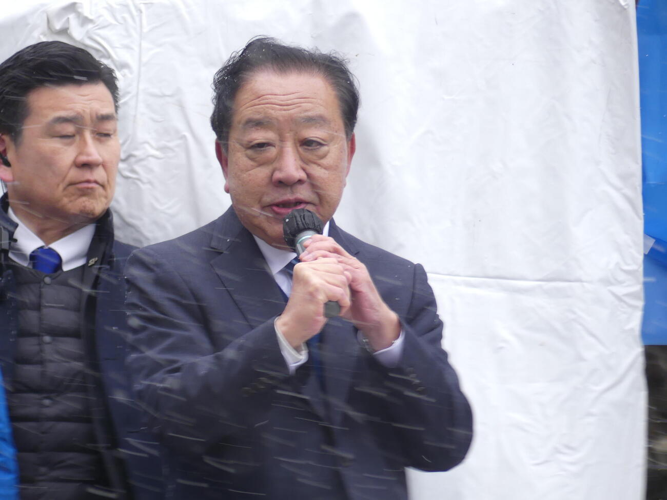 選挙戦最終日、激戦の東京8区に応援に入り、雪の中を候補者への支持を訴える中道改革連合の野田佳彦共同代表（撮影・中山知子）