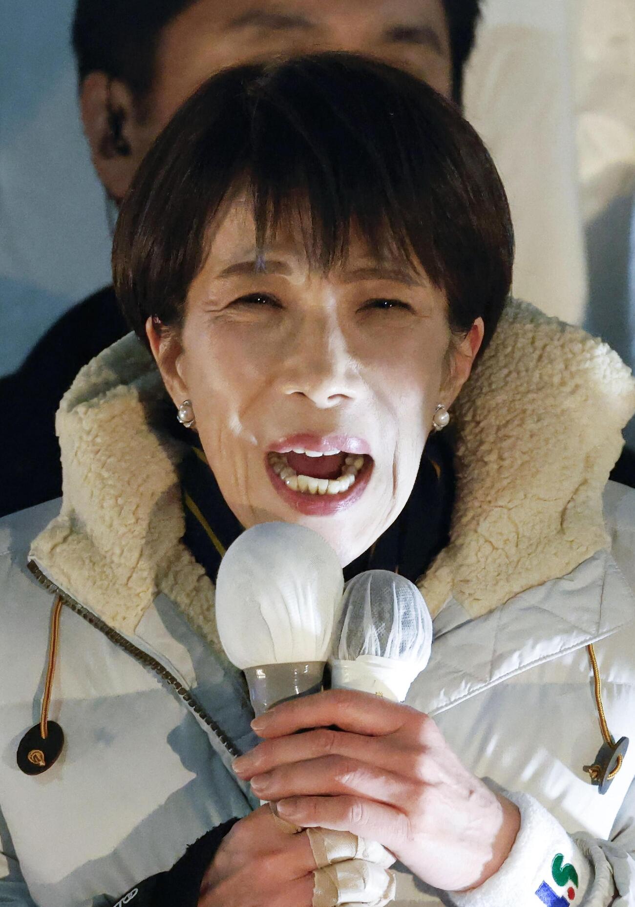 街頭演説で支持を訴える自民党総裁の高市首相（共同）