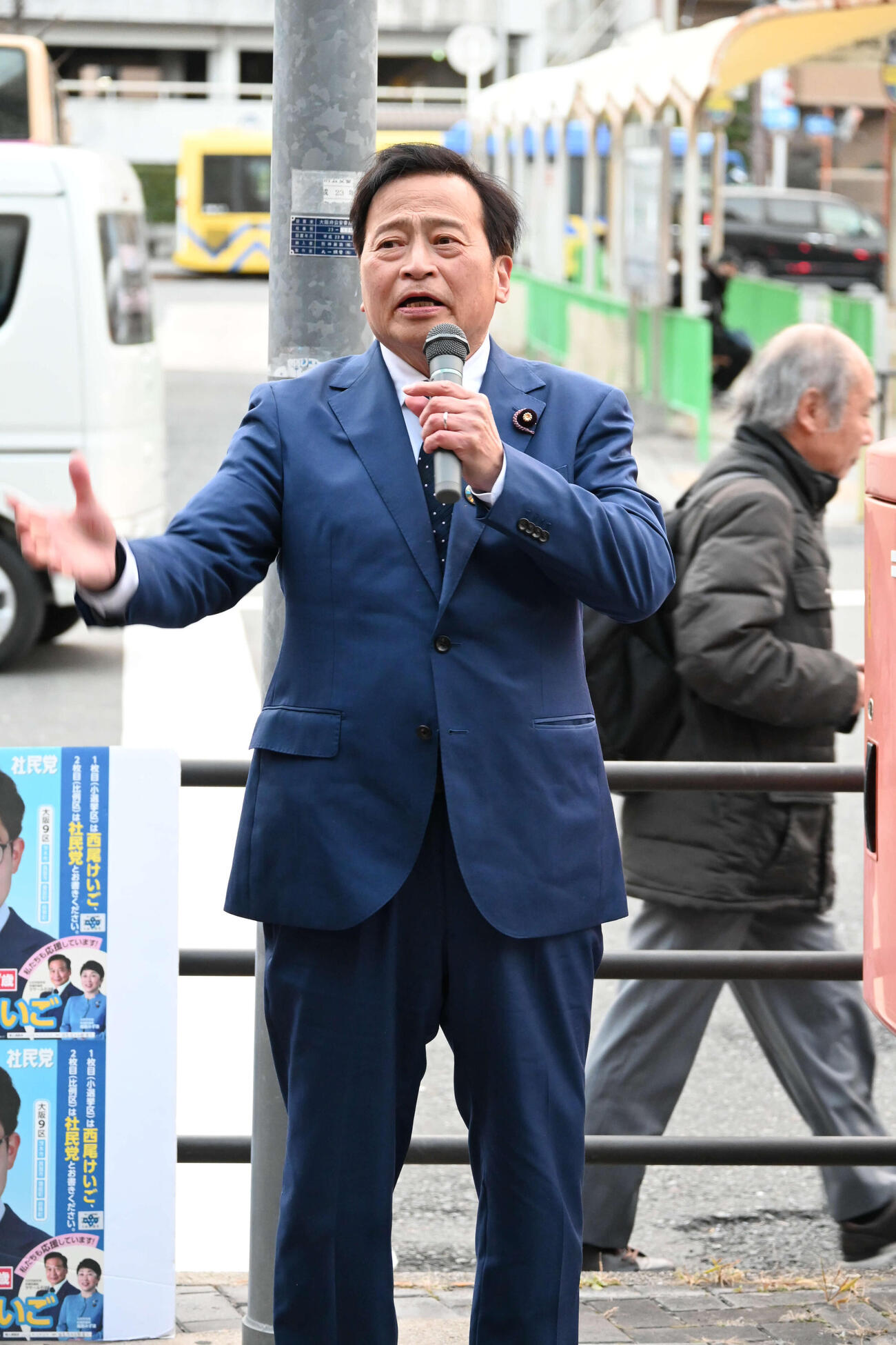 大阪府茨木市で党公認候補の応援演説を行った社民党副党首のラサール石井参院議員（撮影・松浦隆司）