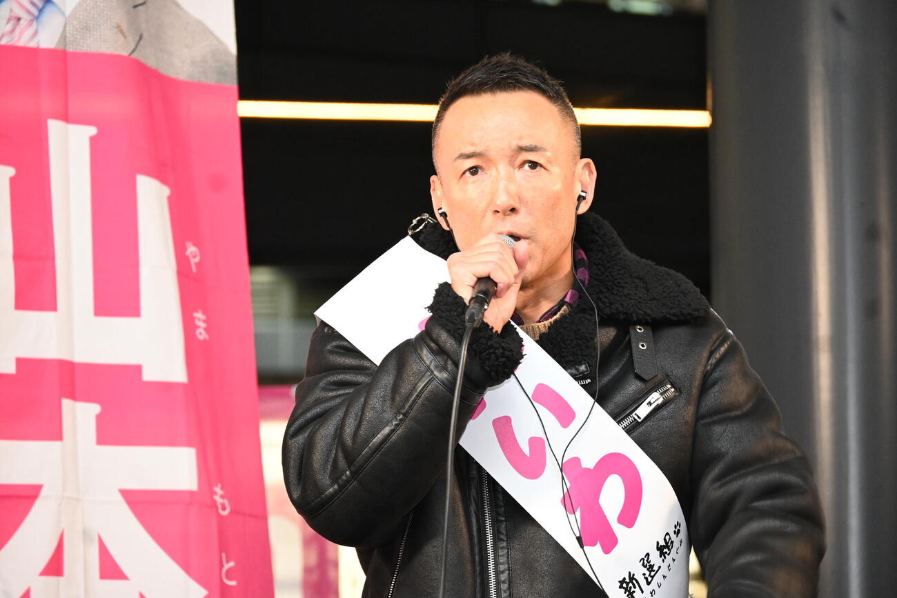 JR大阪駅御堂筋北口前で街頭演説を行ったれいわ新選組の山本太郎代表（撮影・松浦隆司）