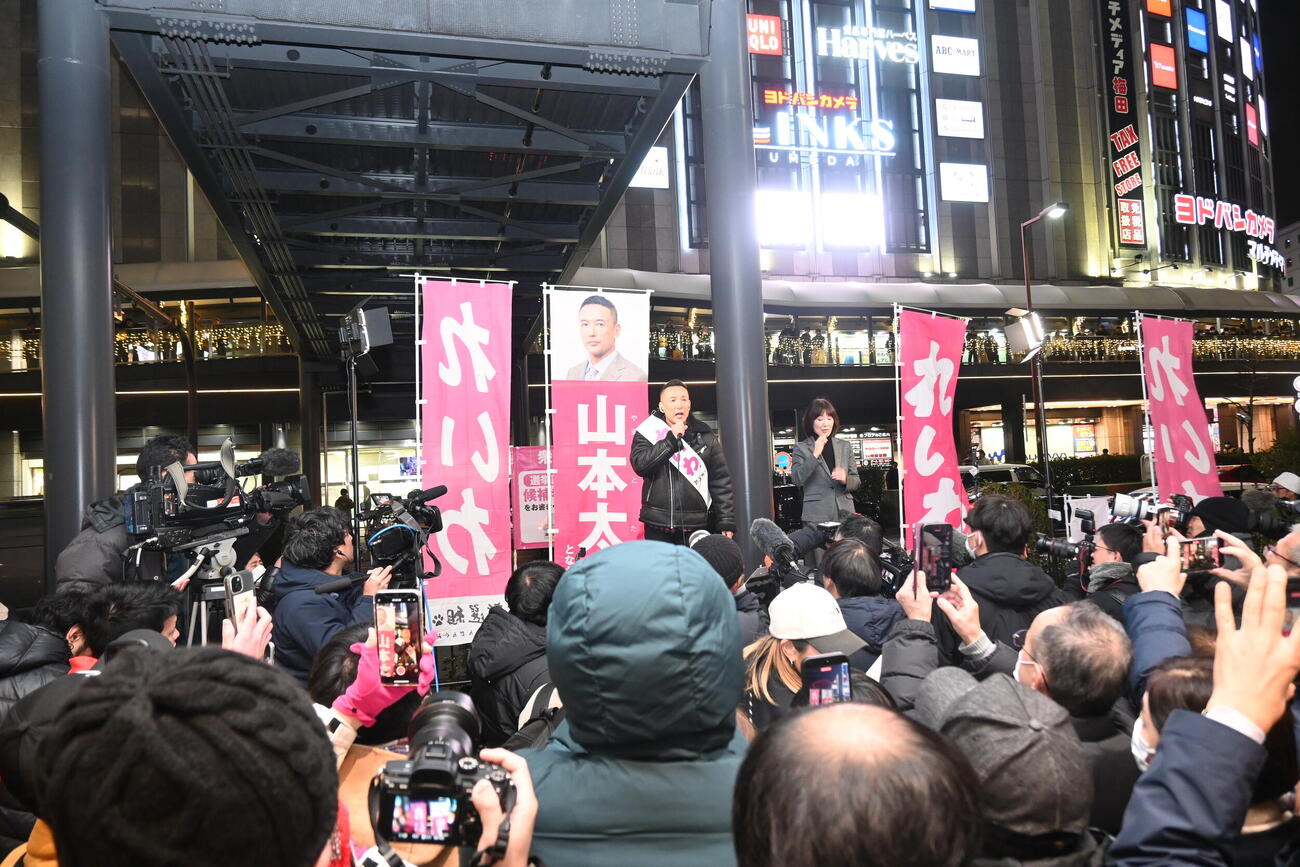 JR大阪駅御堂筋北口前で街頭演説を行ったれいわ新選組の山本太郎代表（撮影・松浦隆司）