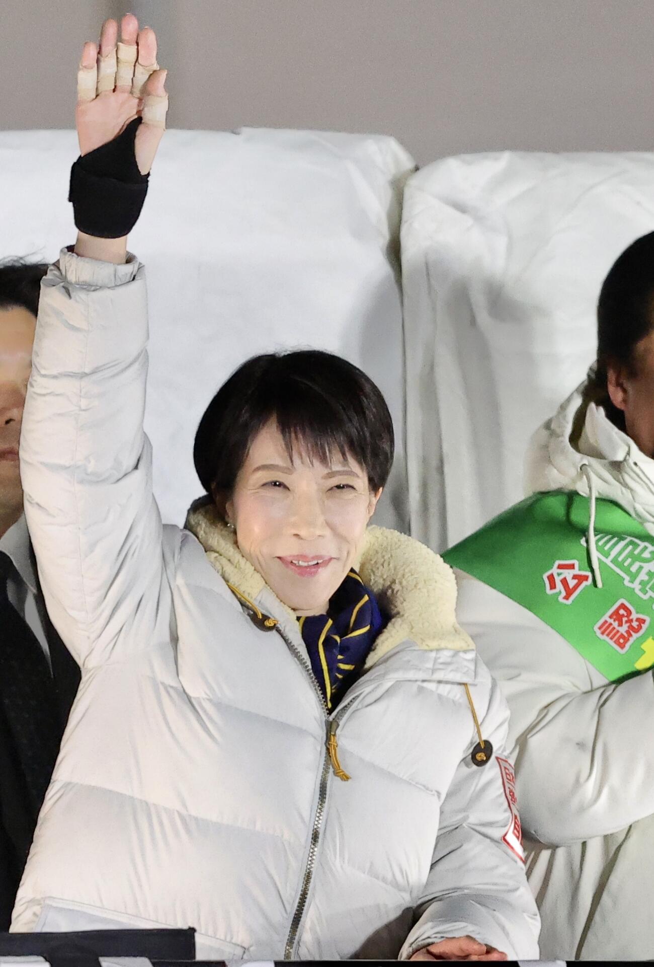 観衆の声援に応える高市首相（撮影・河田真司）