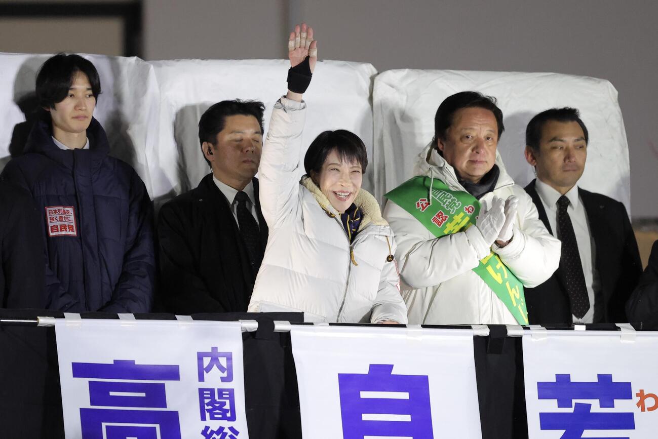 若宮氏（右から2人目）最終演説に駆け付ける高市首相（撮影・河田真司）