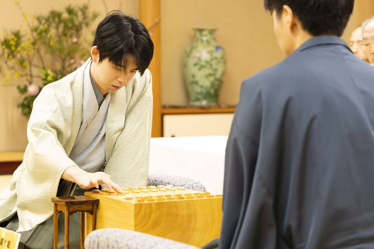 初めて訪れた松山で4連覇へ好スタートを決めたい藤井聡太棋王（左、日本将棋連盟提供）
