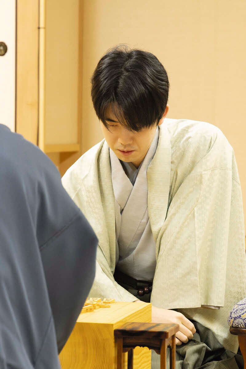 初めて訪れた松山で4連覇へ好スタートを決めたい藤井聡太棋王（日本将棋連盟提供）