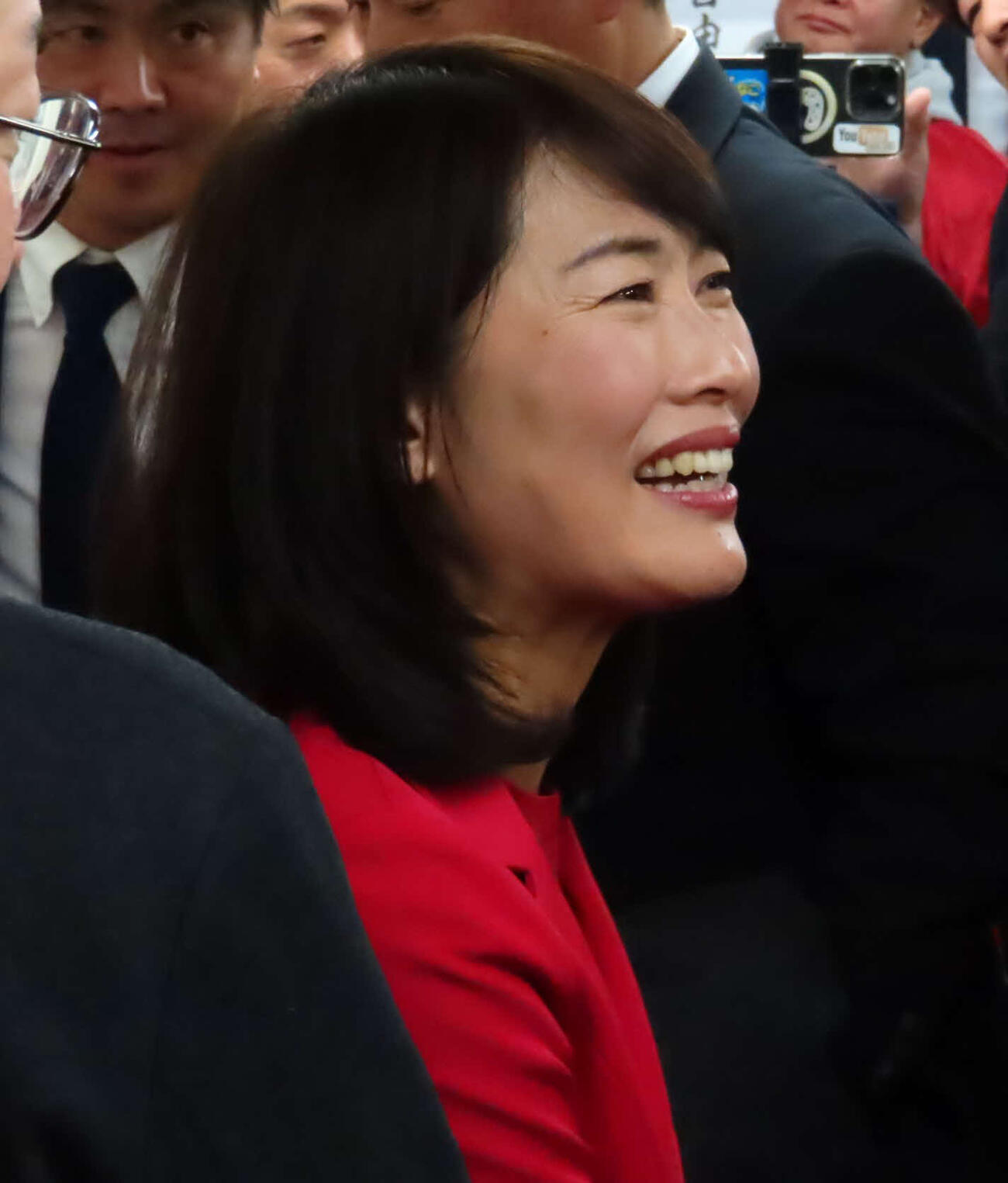 東京7区で当選し、支援者と握手する丸川珠代氏