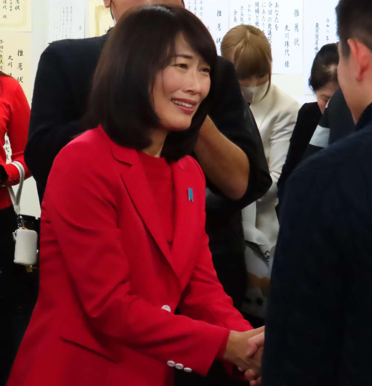 東京7区で当選し、支援者と握手する丸川珠代氏