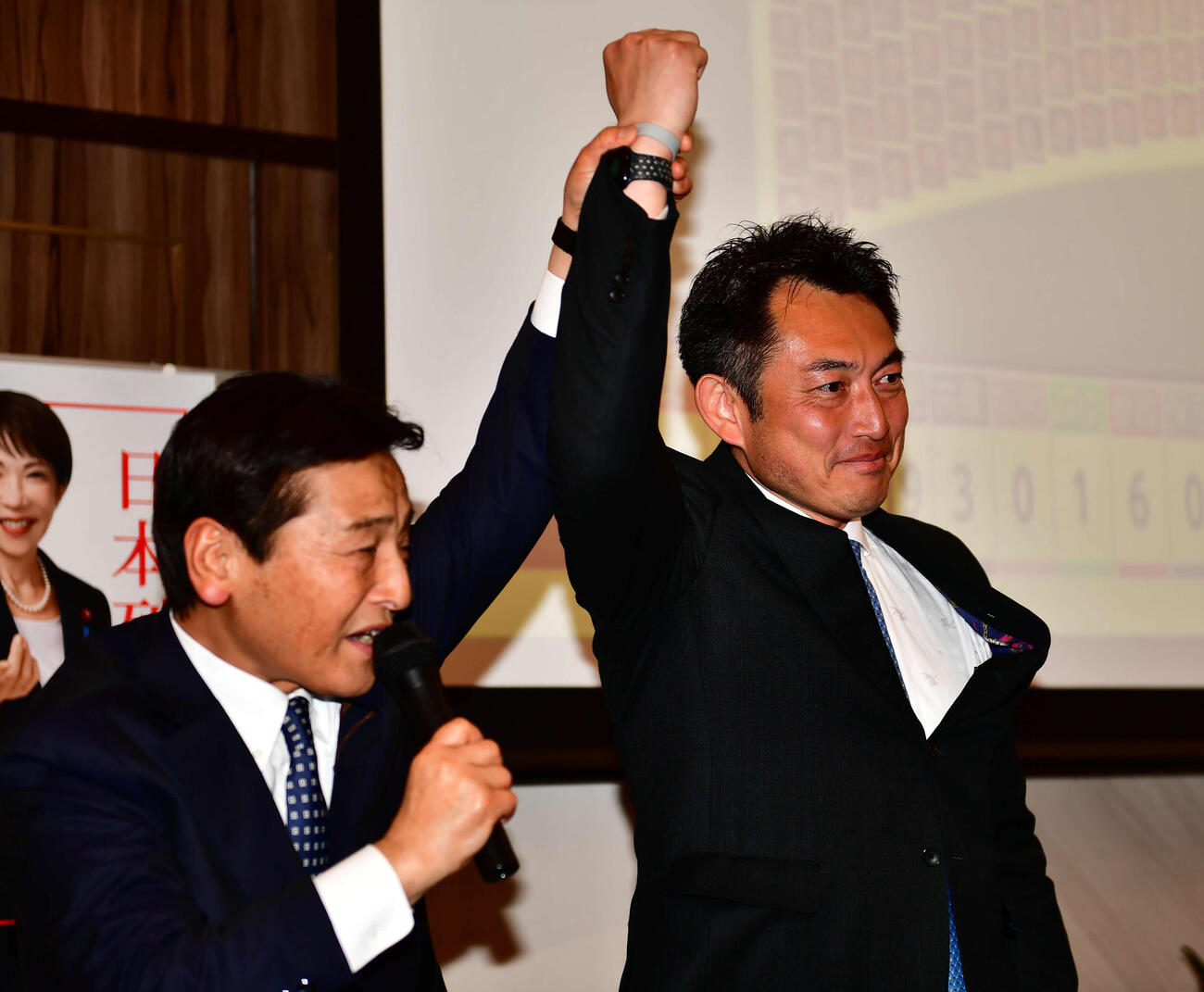 衆院選の東京23区（町田市）で初当選した川松真一朗氏（右）（撮影・松尾幸之介）