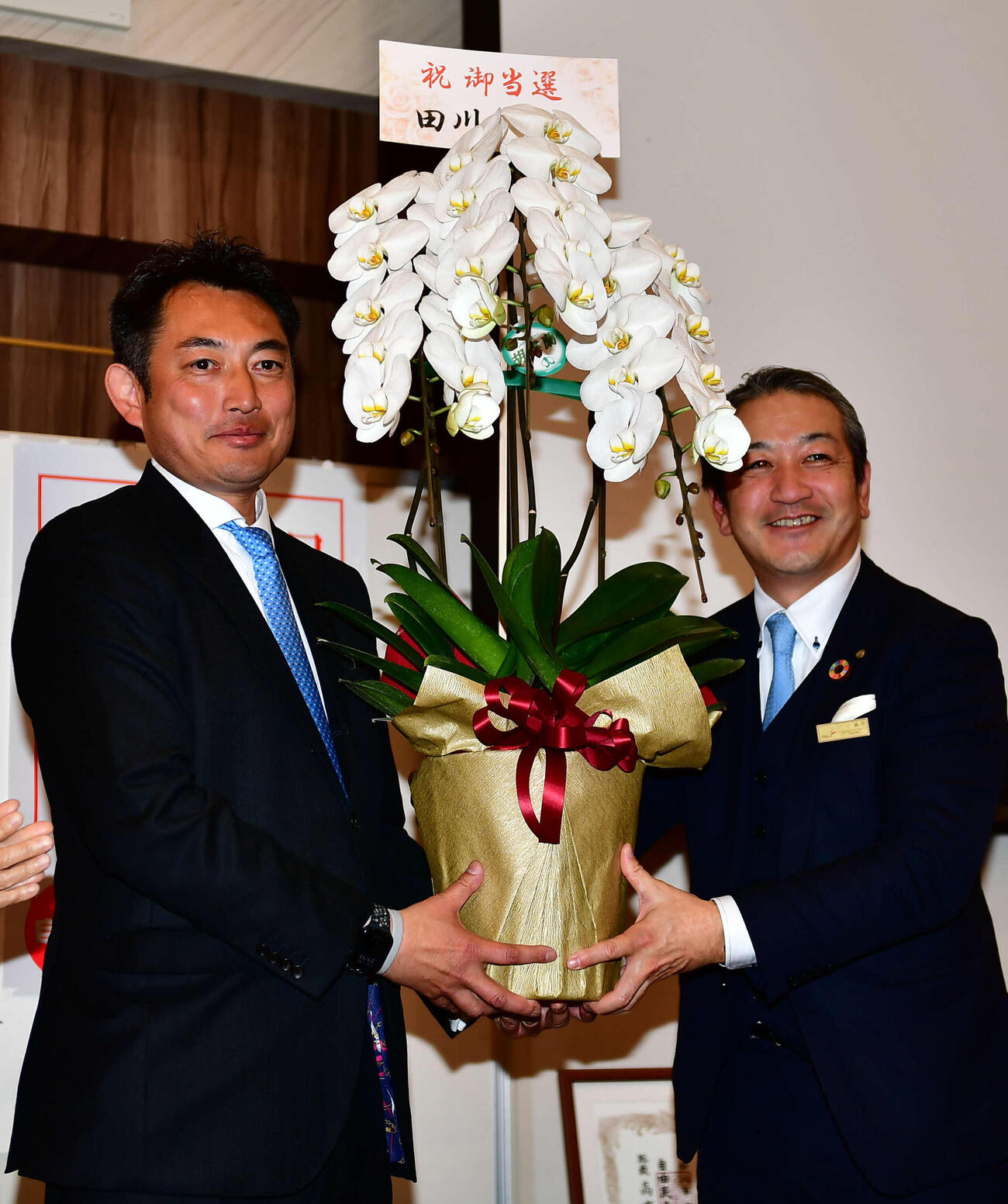 衆院選の東京23区（町田市）で初当選し、会見会場のレンブラントホテル町田から胡蝶蘭を贈られた川松真一朗氏（左）（撮影・松尾幸之介）