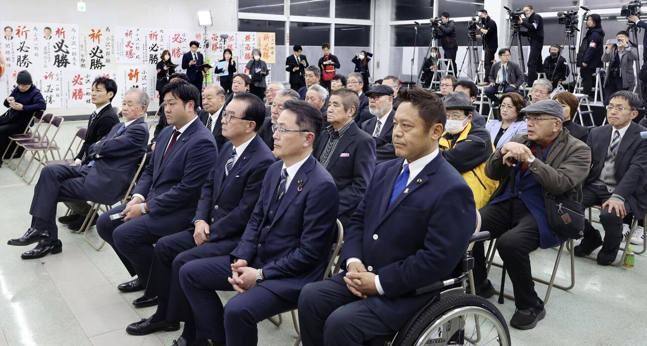衆院選の開票速報を見守る、中道改革連合の小沢一郎氏の事務所に集まった人たち＝8日夜、岩手県奥州市(共同)
