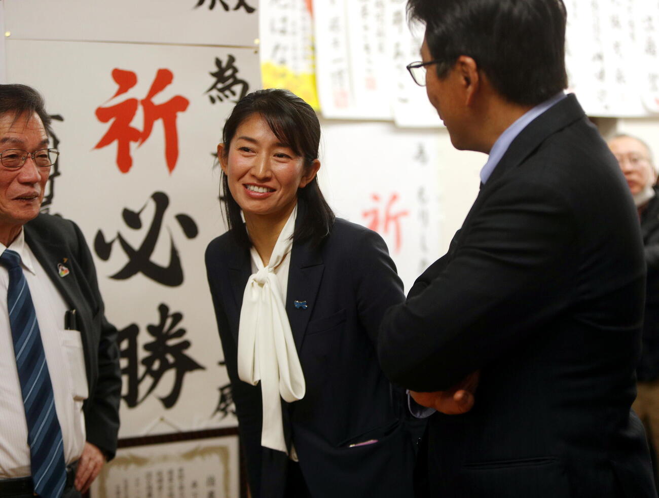 宮城4区で当選確実となり、安堵した表情で話す自民党の森下千里氏