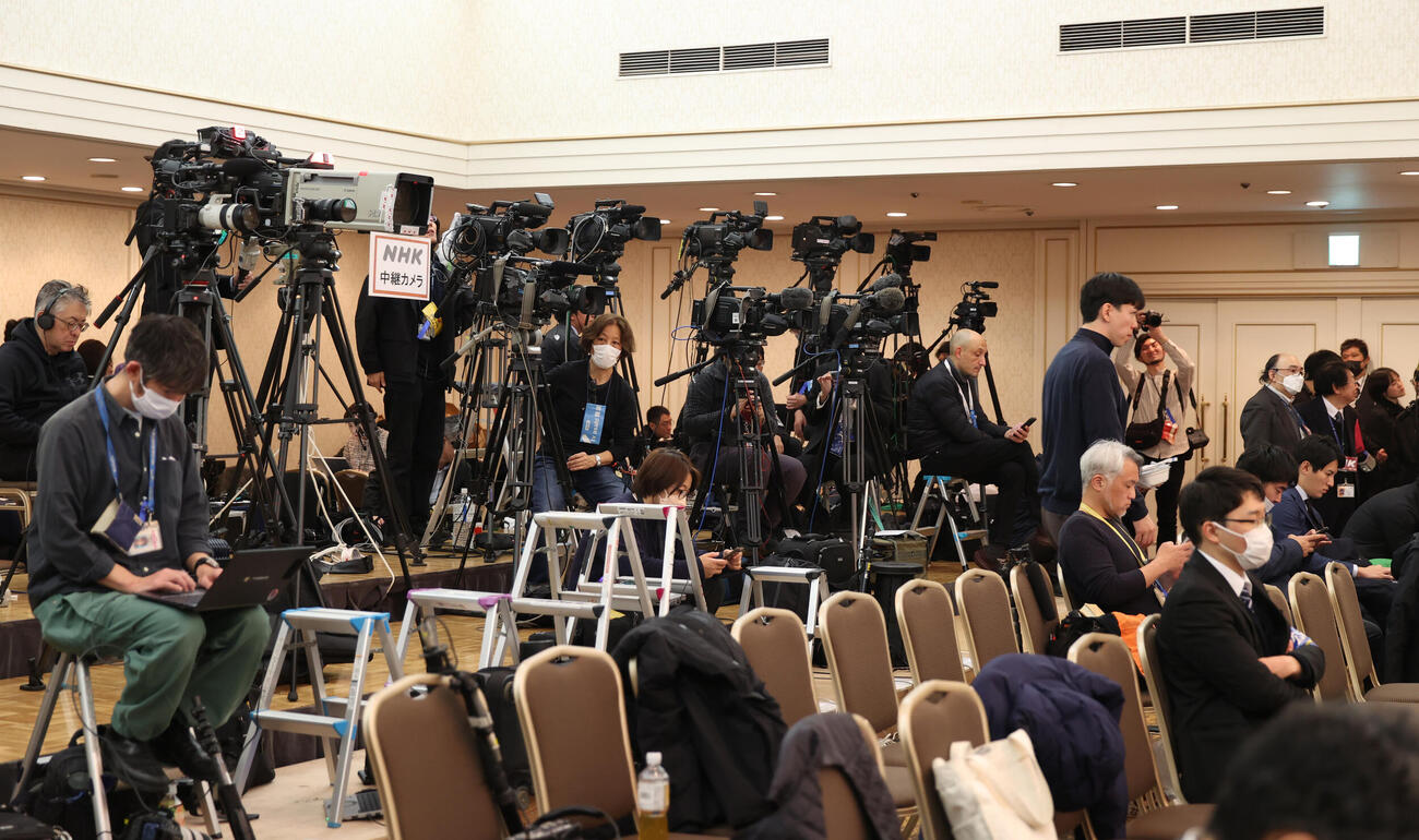 衆議院総選挙の中道改革連合開票センターで待つ報道陣（撮影・柴田隆二）