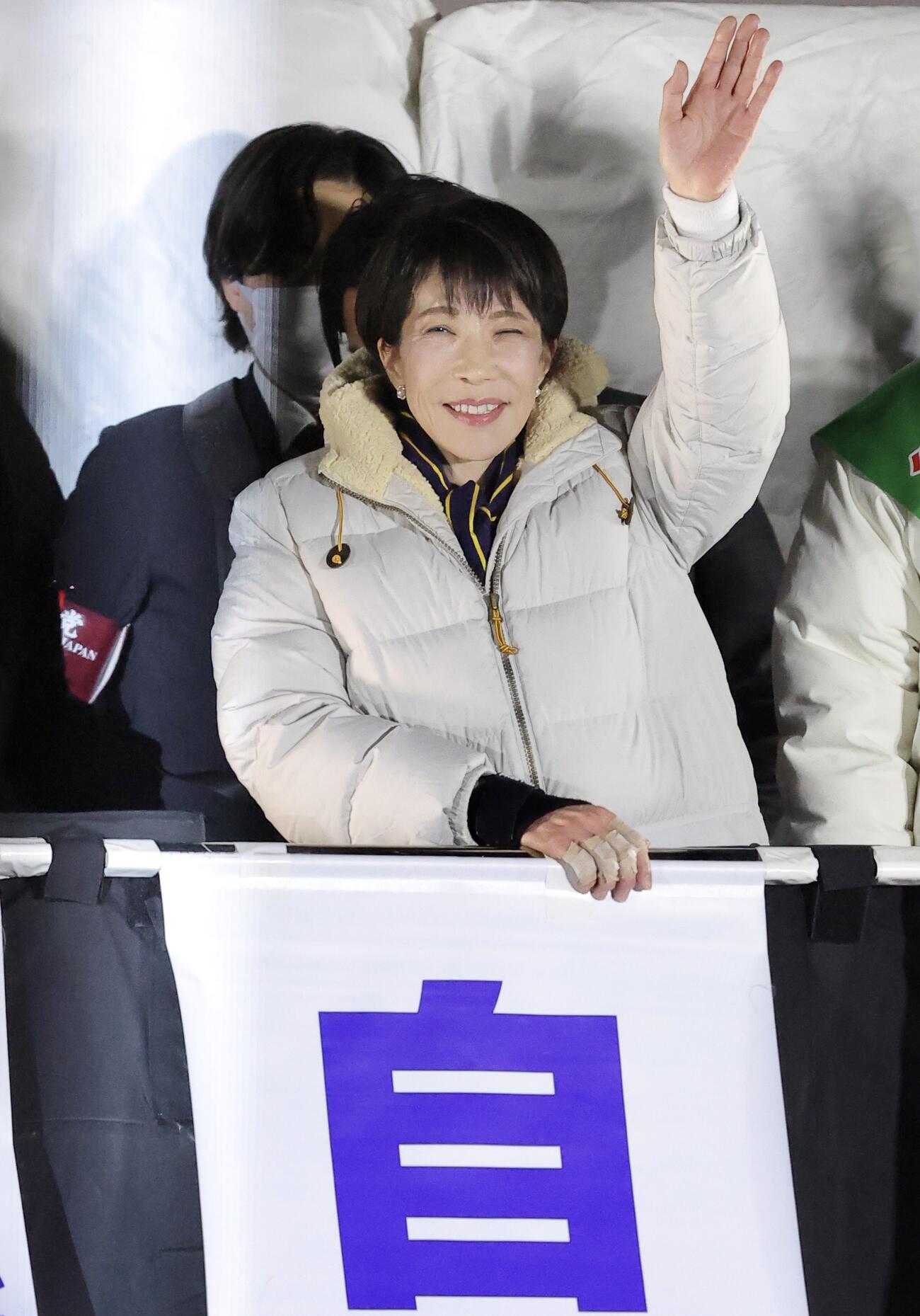 観衆の声援に応える高市首相（2026年2月7日撮影）
