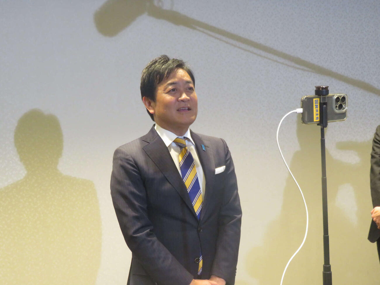 スマホで回線をつないだ地元香川の選挙事務所の支援者に向けて、感謝の言葉を述べる玉木雄一郎国民民主党代表