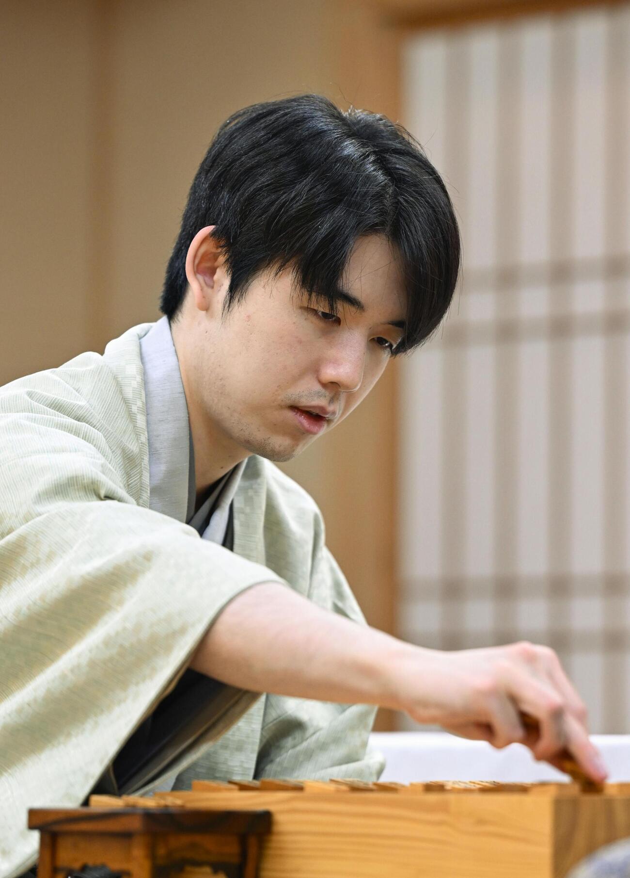 将棋の第51期棋王戦コナミグループ杯5番勝負第1局で増田康宏八段に敗れた藤井聡太棋王（共同）