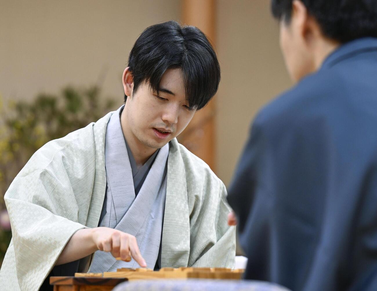 将棋の第51期棋王戦コナミグループ杯5番勝負第1局で増田康宏八段（右）に敗れ、対局を振り返る藤井聡太棋王（共同）