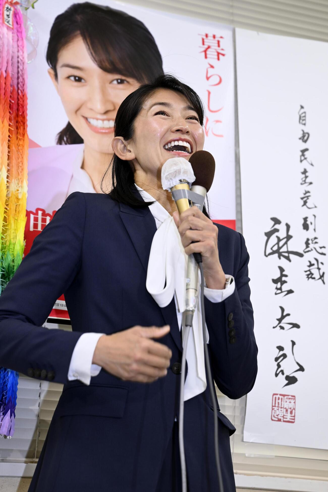 宮城4区で当選を決め、笑顔であいさつする自民党の森下千里氏＝8日夜、宮城県石巻市(共同)
