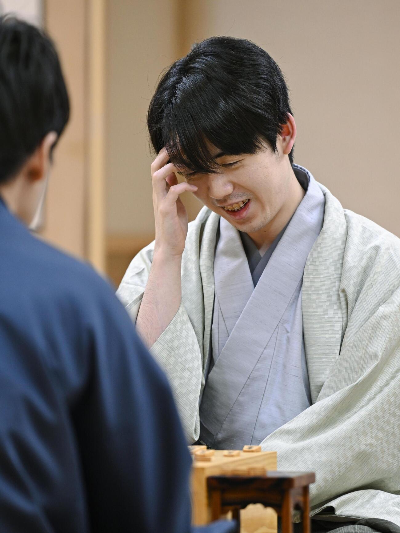将棋の第51期棋王戦コナミグループ杯5番勝負第1局で増田康宏八段に敗れた藤井聡太棋王（共同）