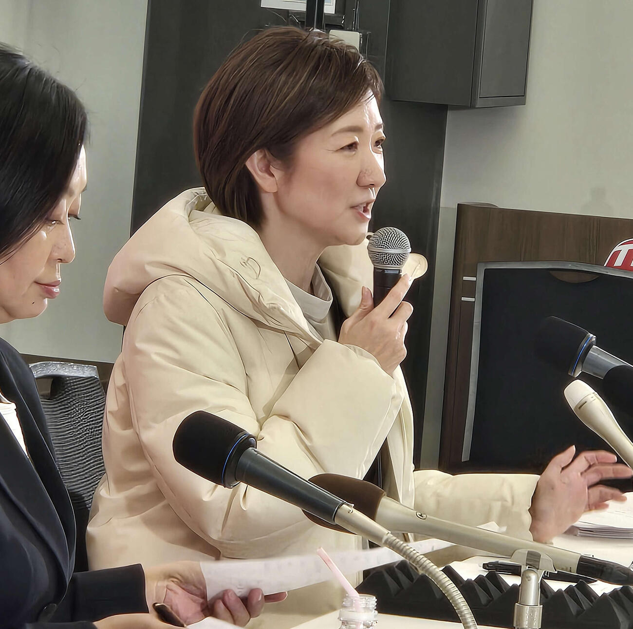 会見で「悔しい」と答えたれいわ新選組大石晃子共同代表。左は櫛渕万里共同代表（撮影・寺沢卓）