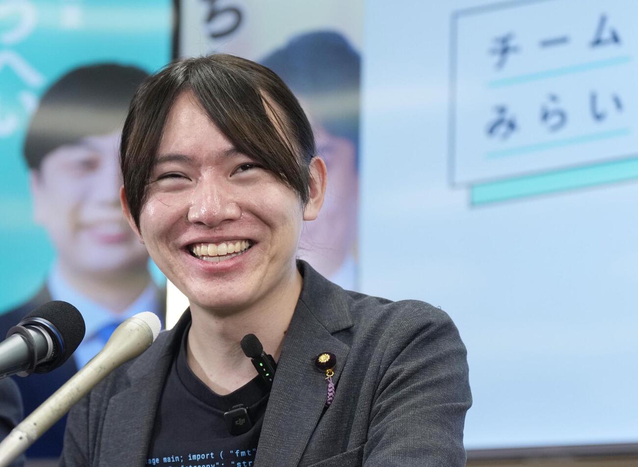 記者会見で笑顔を見せるチームみらいの安野党首（共同）