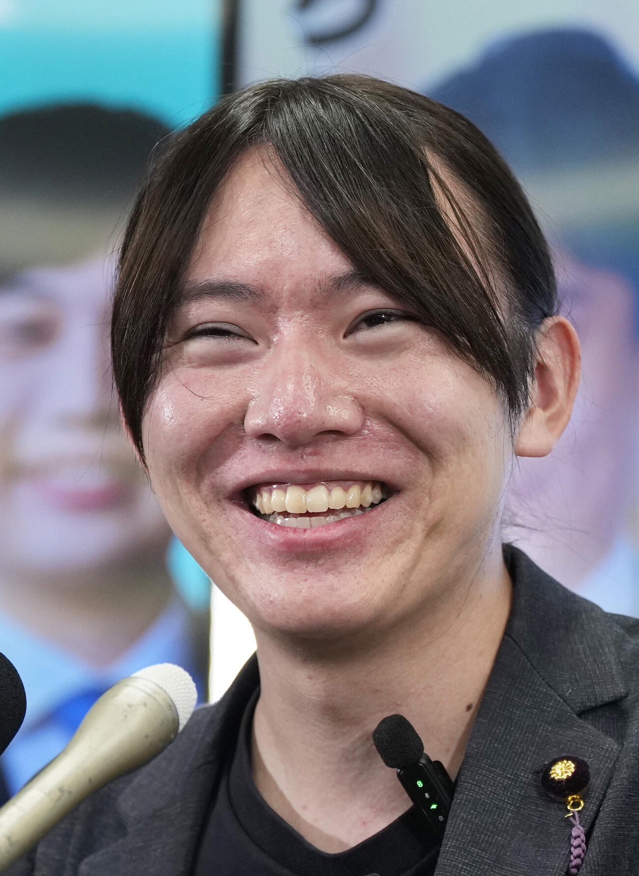 記者会見で笑顔を見せるチームみらいの安野党首（共同）