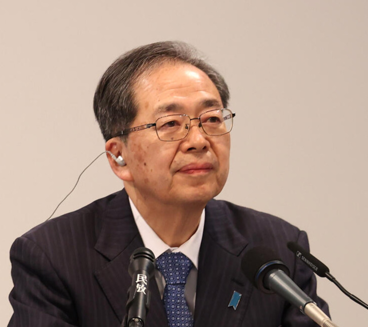 衆議院総選挙で議席を大幅に減らし厳しい表情の中道改革連合の野田（左）と斉藤共同代表（撮影・柴田隆二）