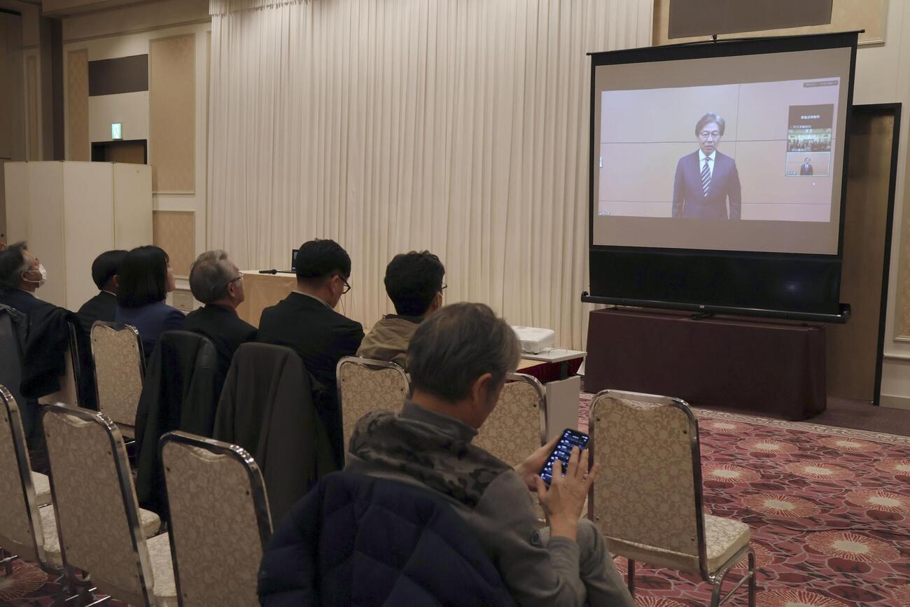 宮城4区での敗北が報じられ、オンライン中継で支持者らに謝罪する中道改革連合の安住淳氏（共同）