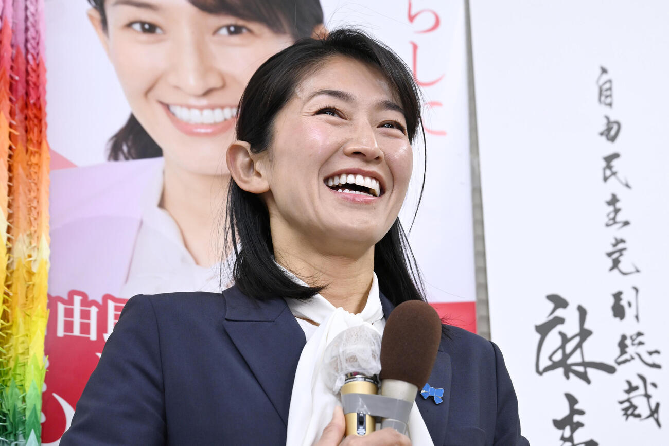 宮城4区で当選を決め、笑顔であいさつする自民党の森下千里氏（共同）