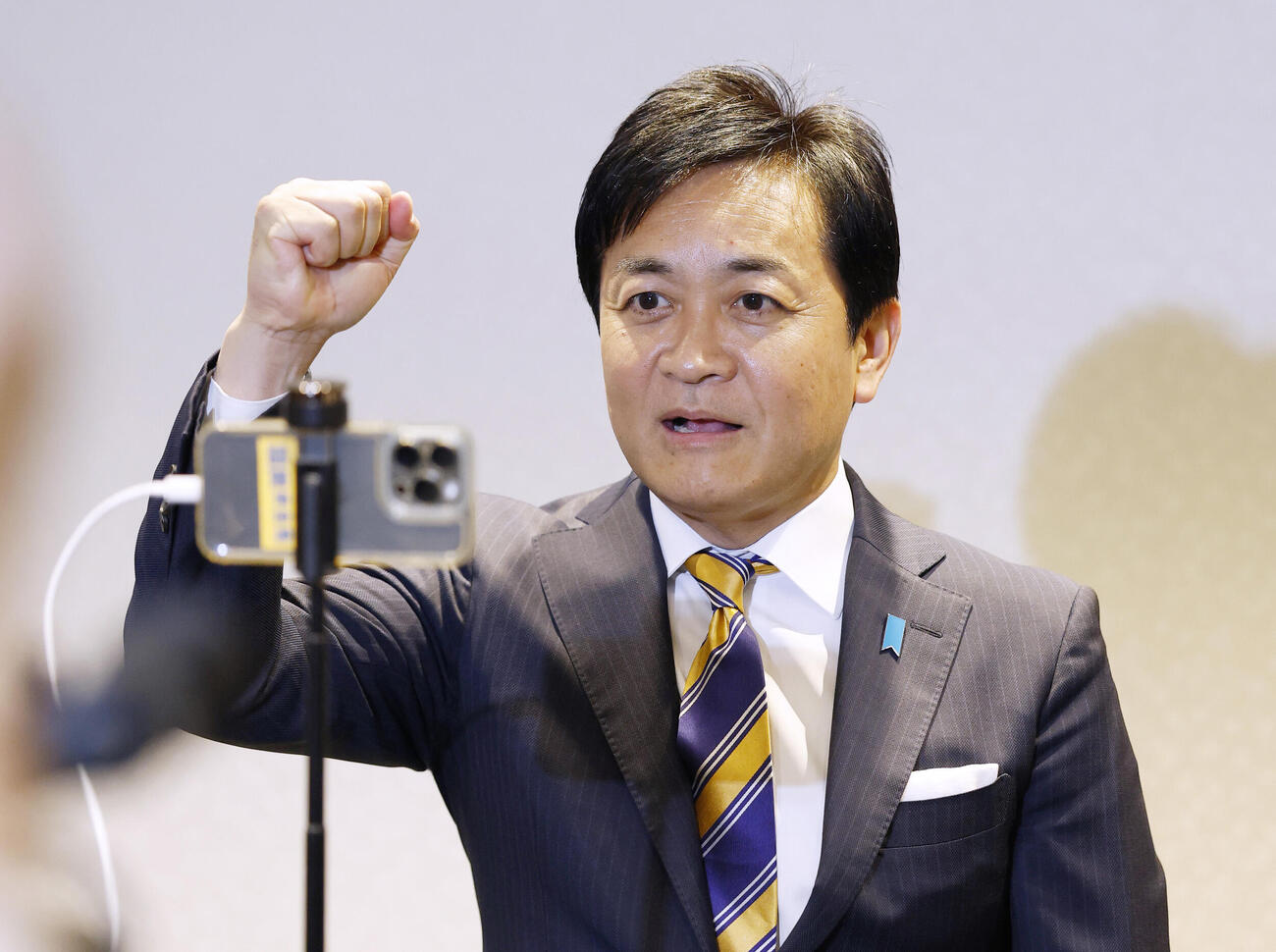 香川2区で当選を決め、感謝を伝える国民民主党の玉木雄一郎氏(共同)