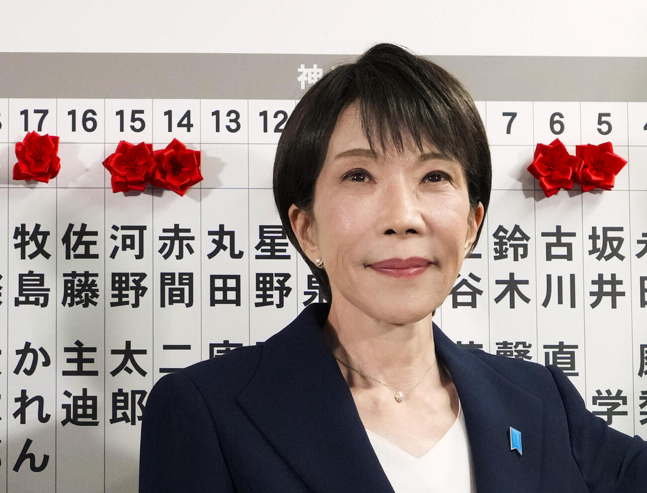 当確者の名前のバラの前で写真に納まる自民党総裁の高市首相（共同）