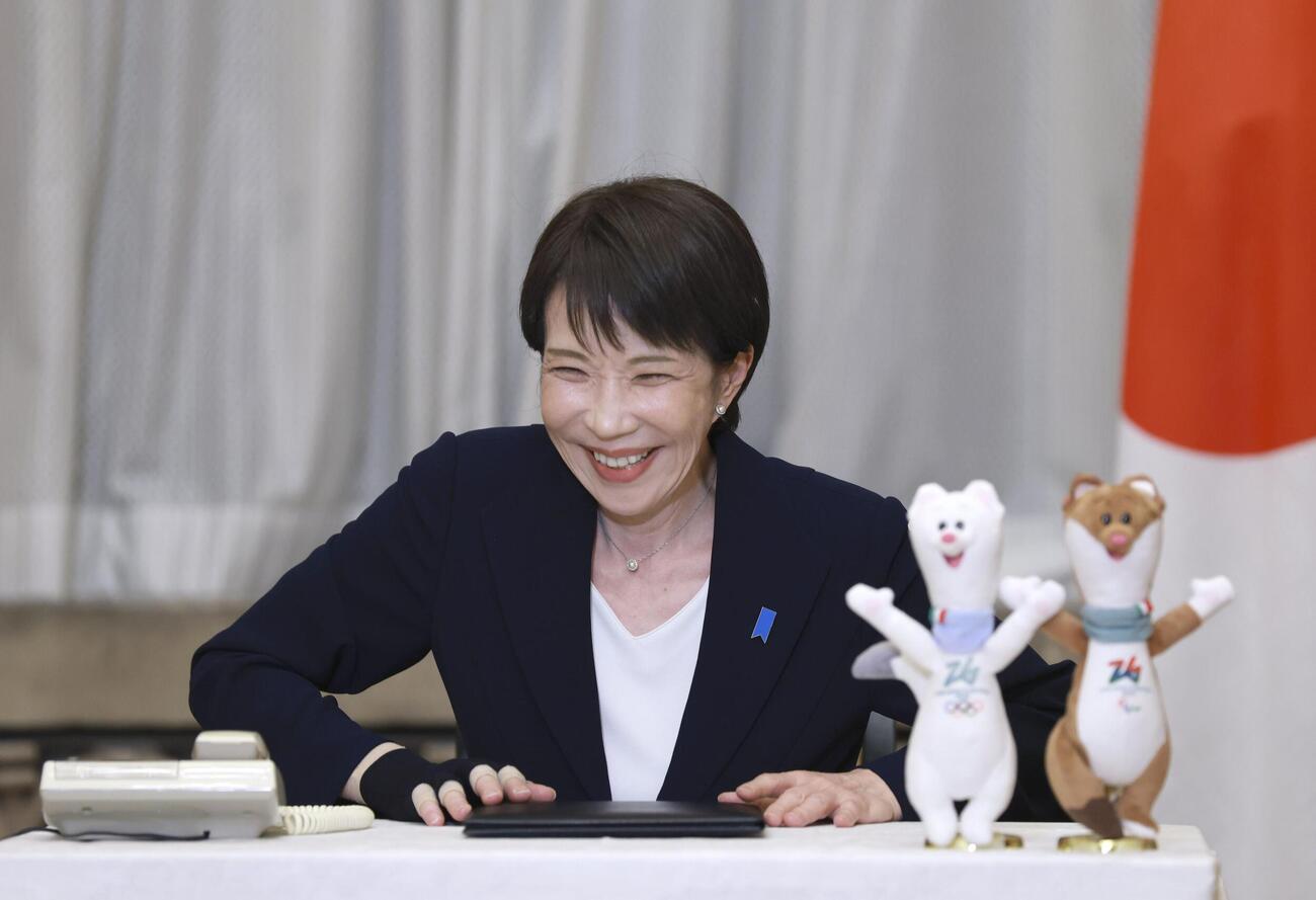 ミラノ・コルティナ冬季五輪のスノーボード男子ビッグエアで金メダルを獲得した木村葵来選手に電話で祝意を伝え、笑顔を見せる高市首相（代表撮影）