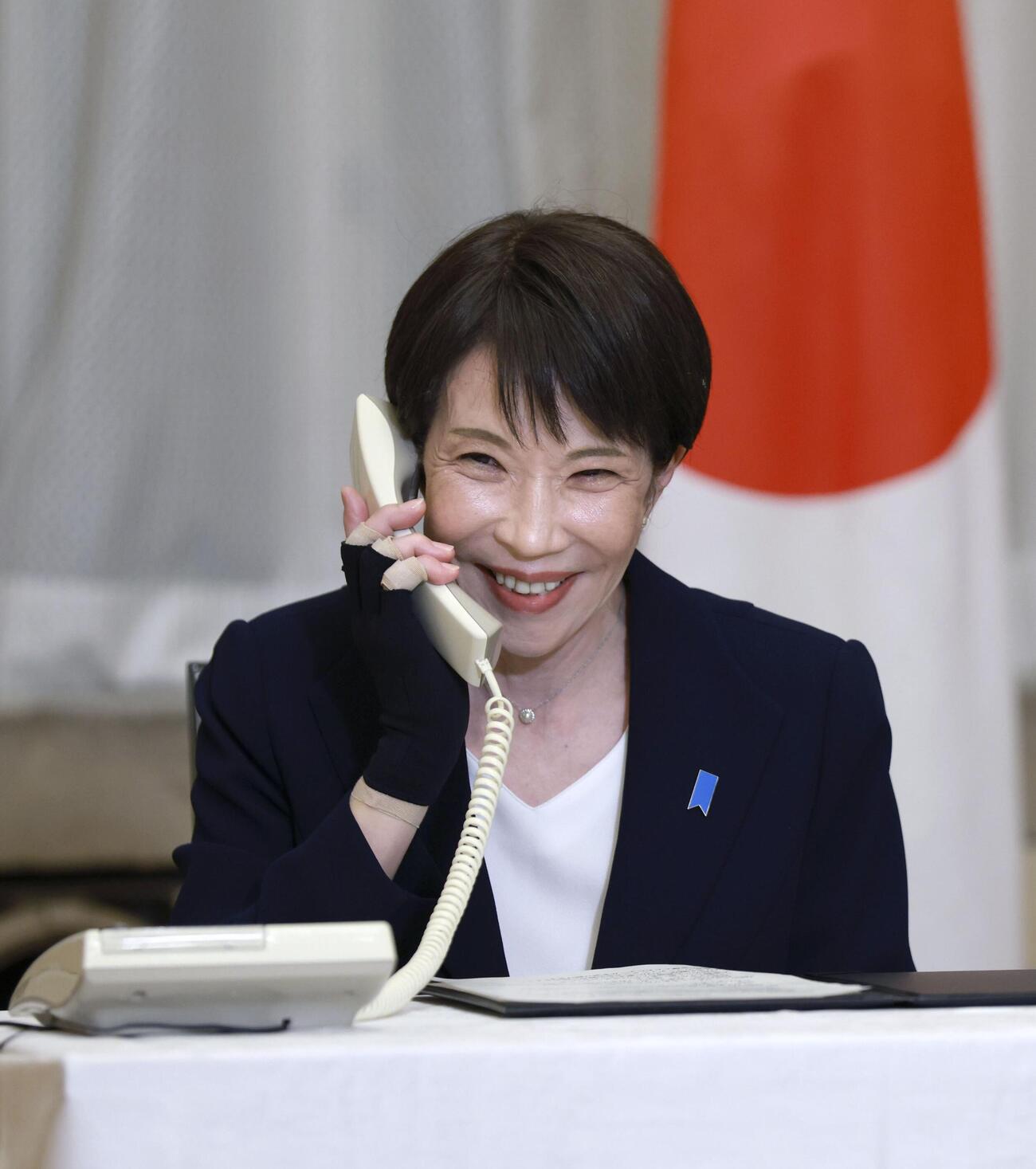 ミラノ・コルティナ冬季五輪のスノーボード男子ビッグエアで金メダルを獲得した木村葵来選手に、電話で祝意を伝える高市首相（代表撮影）