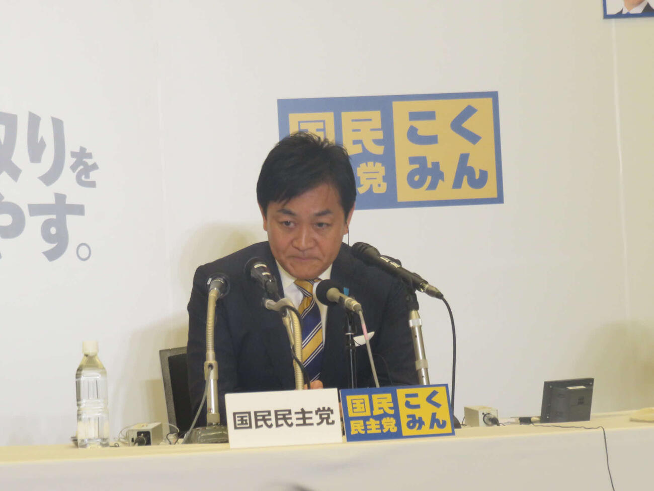 国民民主党の開票センターでテレビ中継のインタビューに答える玉木雄一郎代表