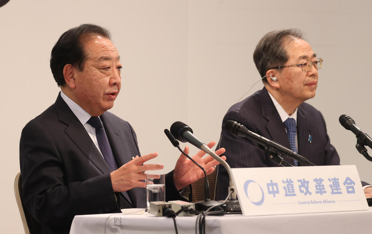 衆議院総選挙で議席を大幅に減らし厳しい表情の中道改革連合の野田（左）と斉藤共同代表（撮影・柴田隆二）