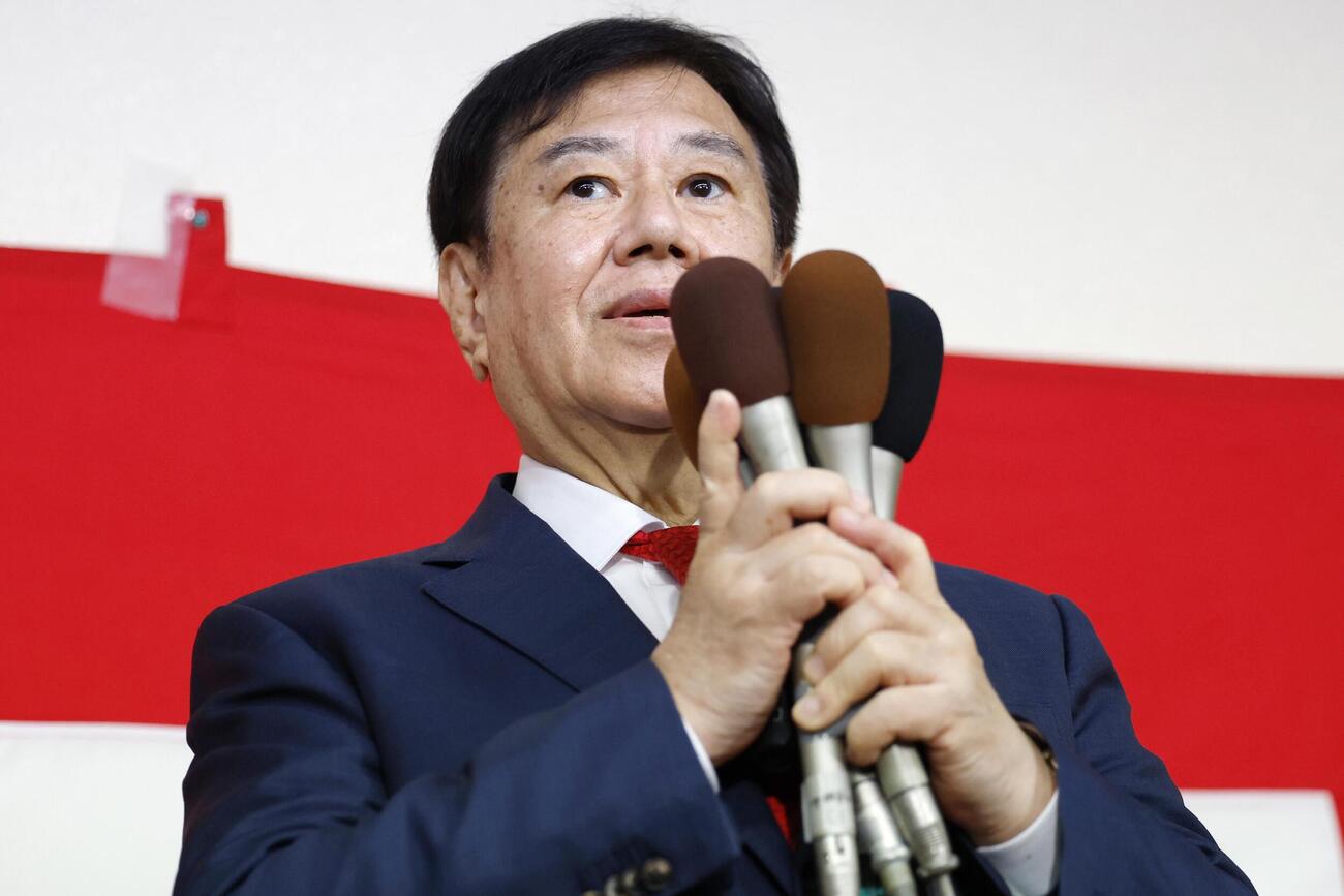佐賀1区で敗北し、支持者にあいさつする減税ゆうこく連の原口共同代表（共同）