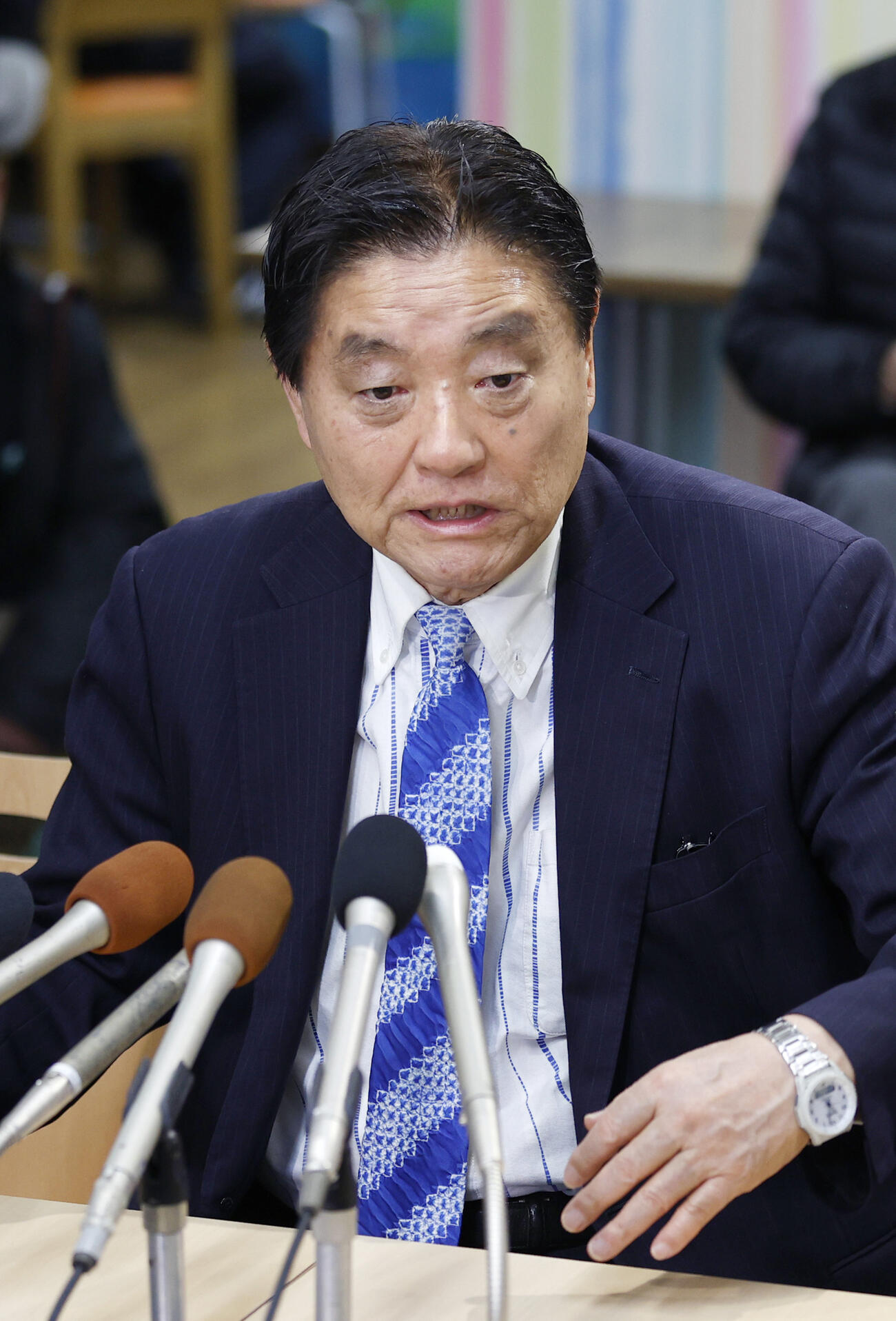 メディアのインタビューに答える減税ゆうこく連の河村共同代表（共同）