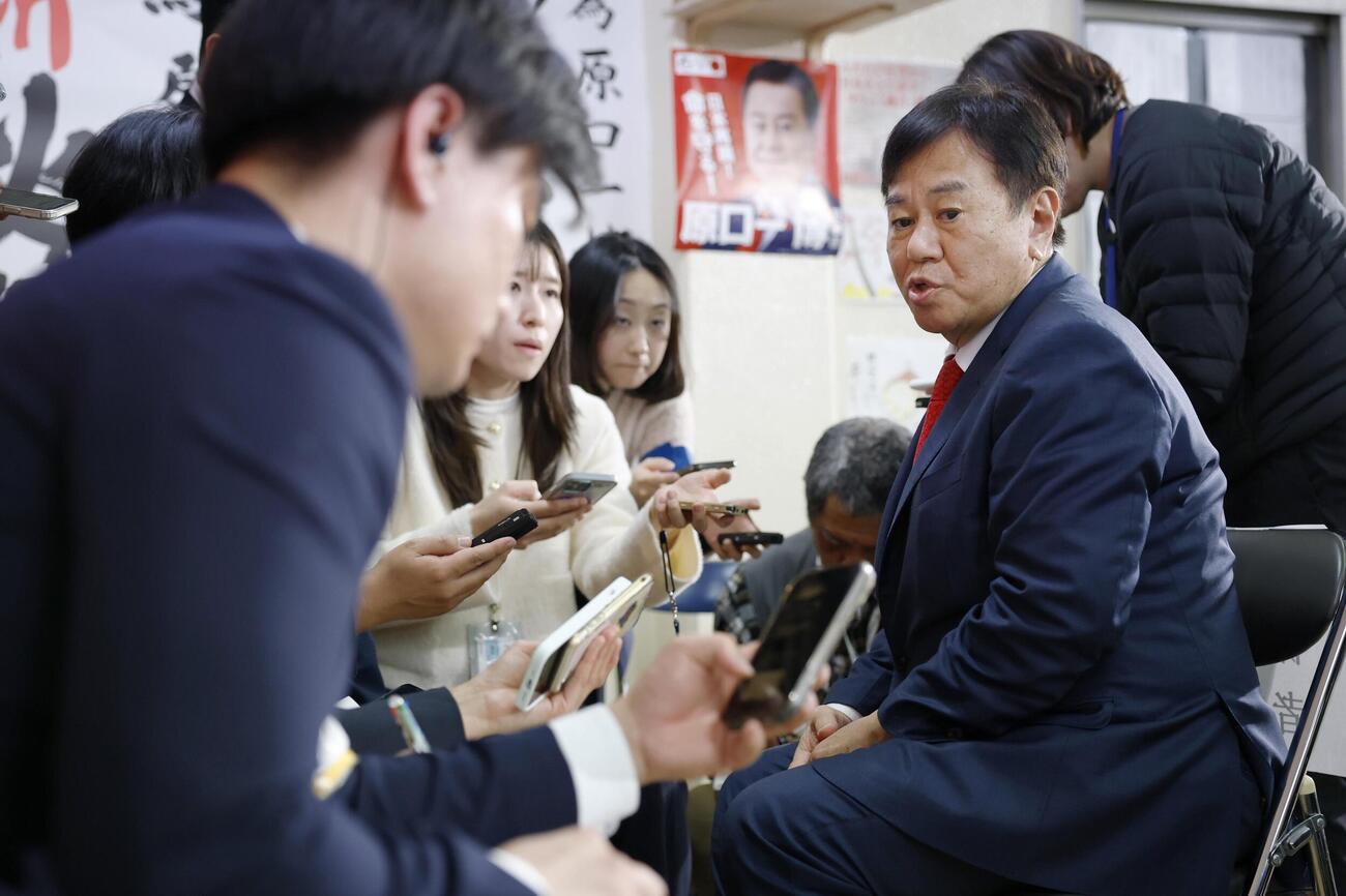 佐賀1区で敗北し、取材に応じる減税ゆうこく連の原口共同代表（右）（共同）