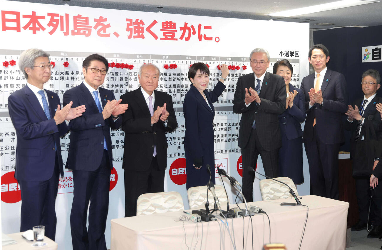 当確者の名前にバラを付ける高市早苗首相（左から4人目）（代表撮影）
