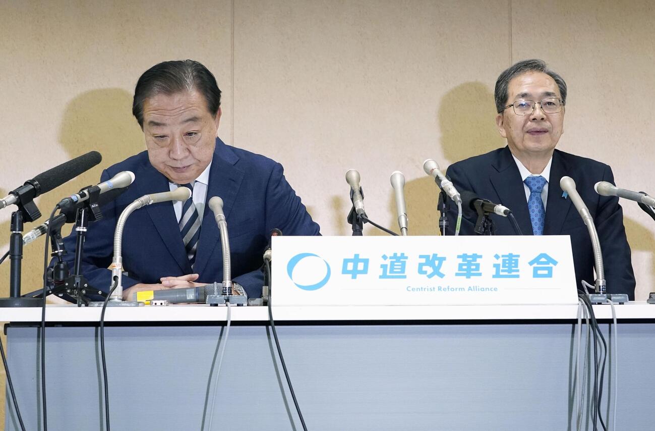 記者会見する中道改革連合の野田共同代表（左）と斉藤共同代表（共同）