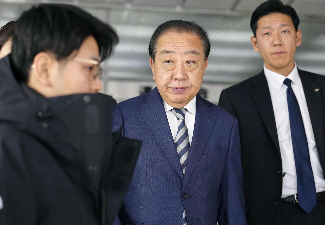 連合本部を出る中道改革連合の野田共同代表（中央）（共同）