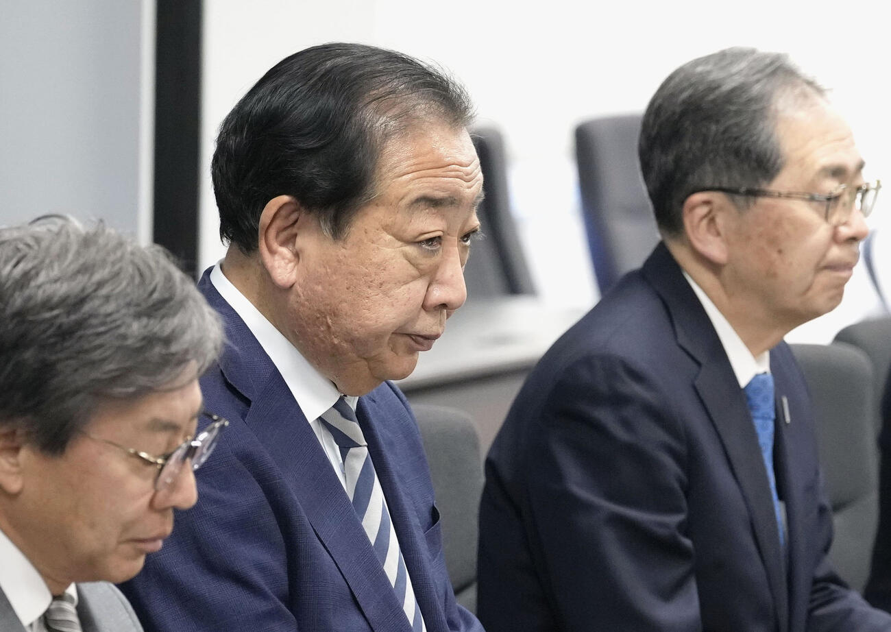 中道改革連合の執行役員会に臨む野田共同代表。右は斉藤共同代表、左は安住共同幹事長（共同）