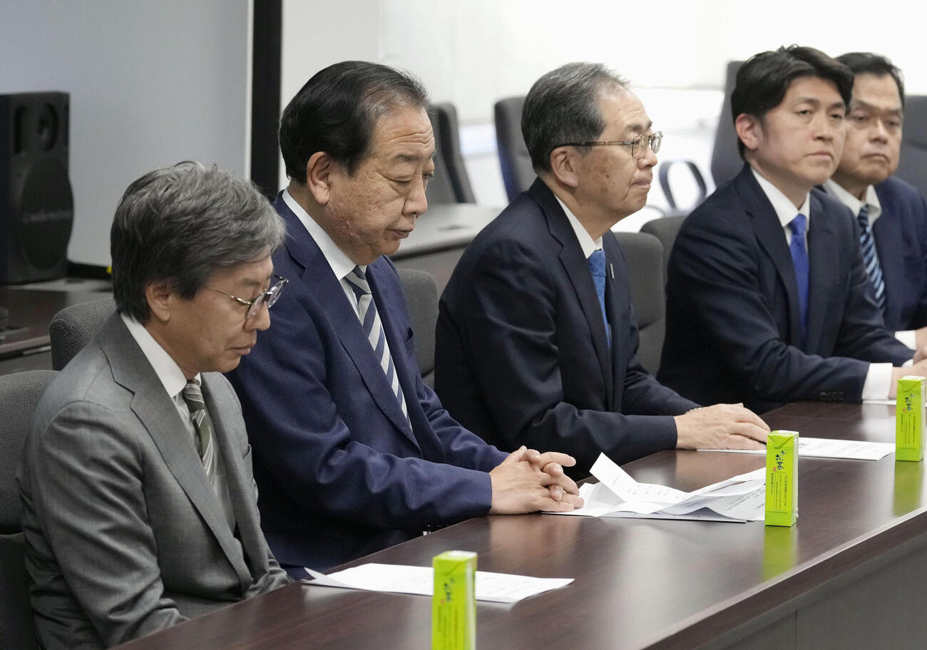 中道改革連合の執行役員会に臨む（左から）安住共同幹事長、野田共同代表、斉藤共同代表ら（共同）