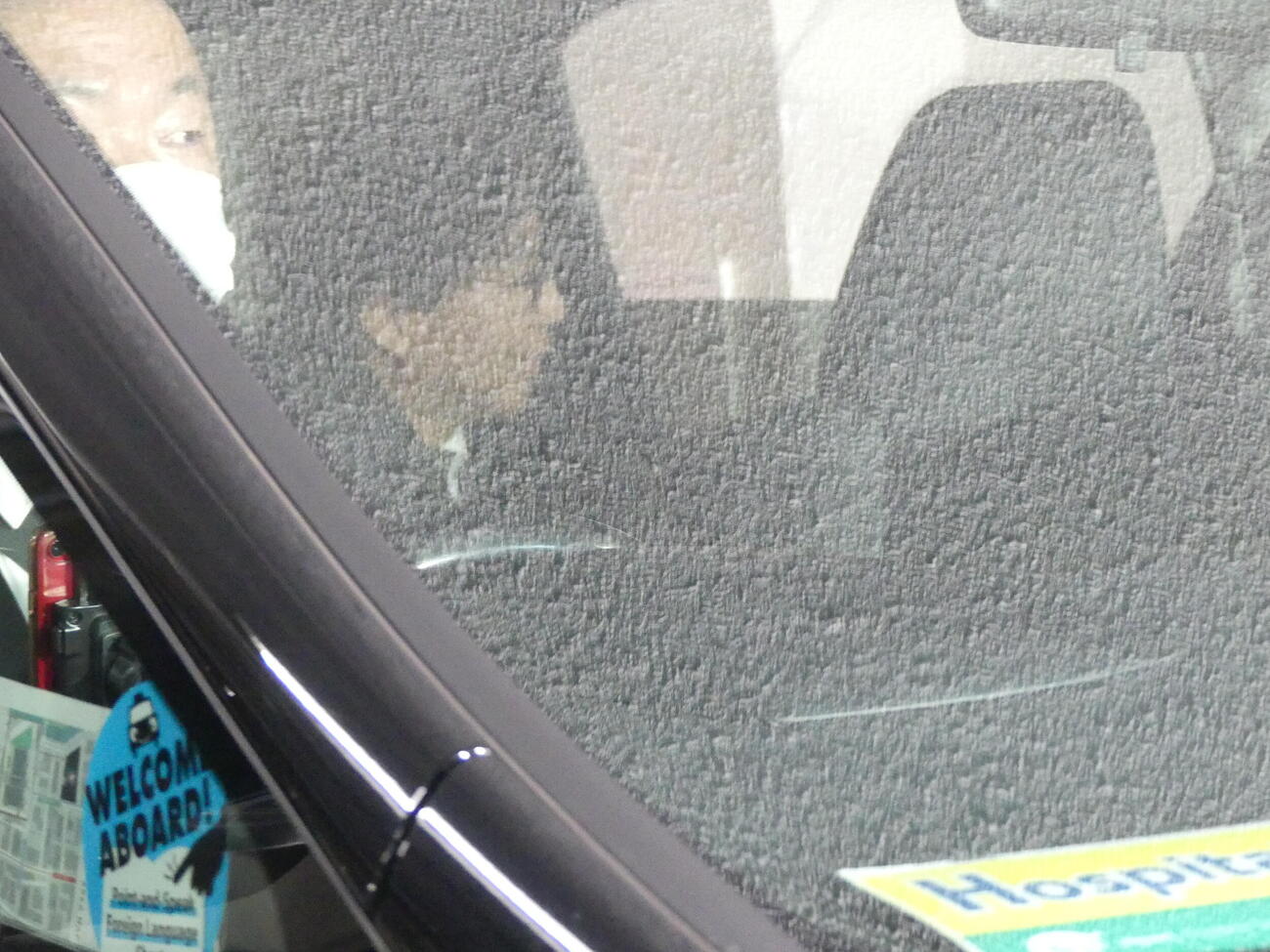 党役員会後、迎えの車に乗り込み旧知の記者と車中から言葉を交わす中道改革連合の安住淳共同幹事長