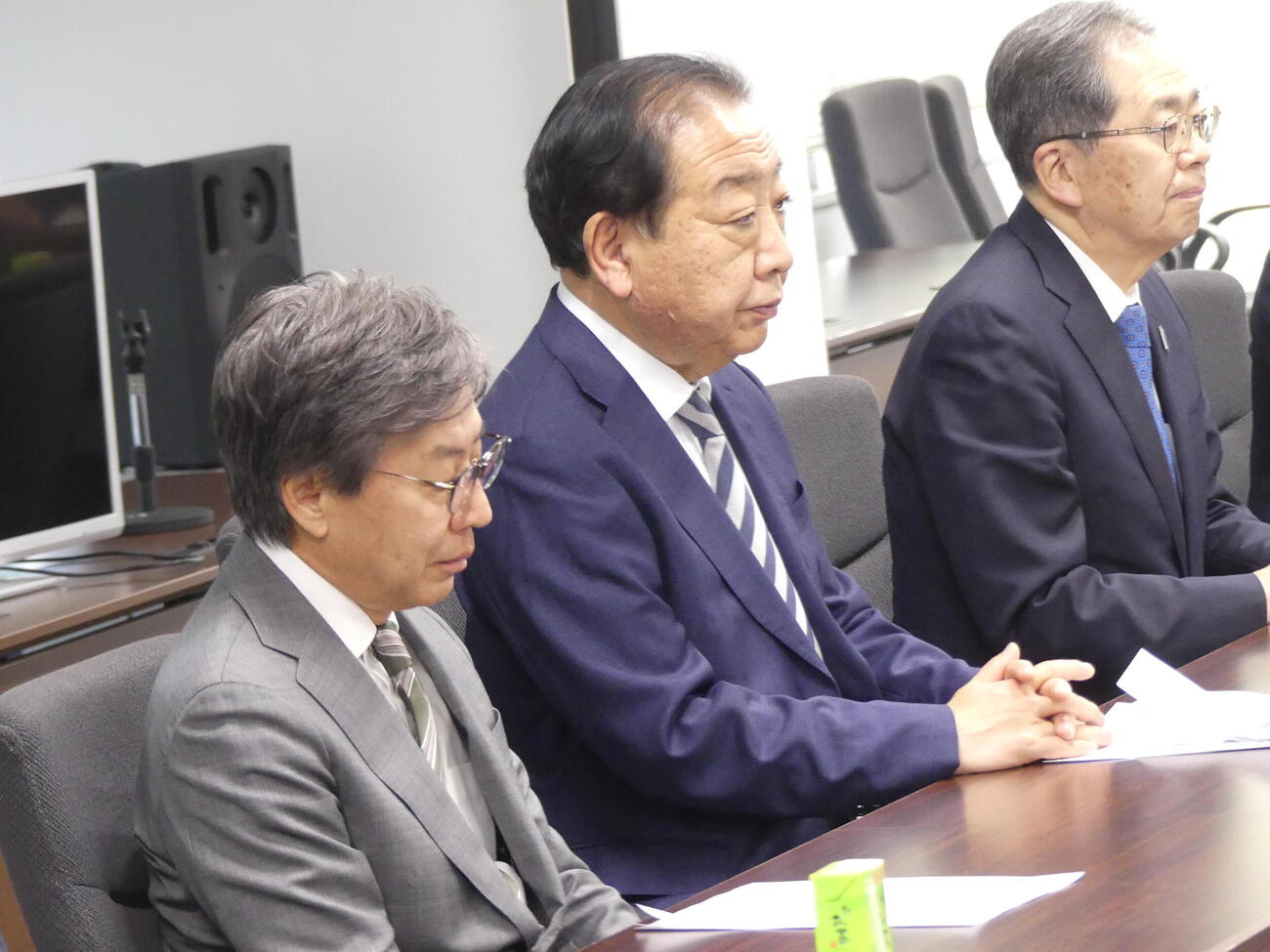 中道改革連合の執行役員会に出席する安住淳共同幹事長（手前）（撮影・中山知子）